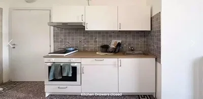 Keuken; keukenapparatuur, tegelvloer