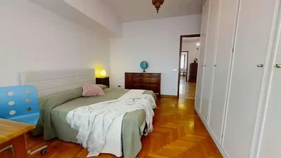 Camera da letto; pavimento in legno, luce naturale