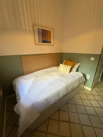 Slaapkamer; tegelvloer, natuurlijk licht