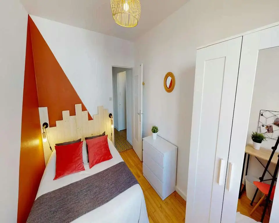 Chambre; lumière naturelle, parquet