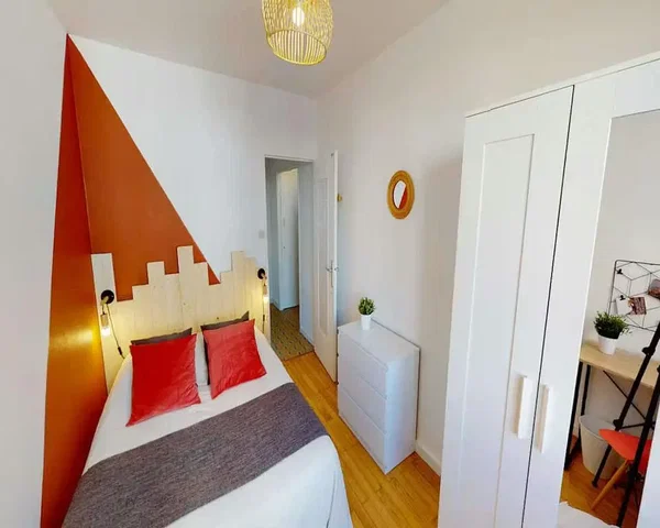 Chambre; lumière naturelle, parquet