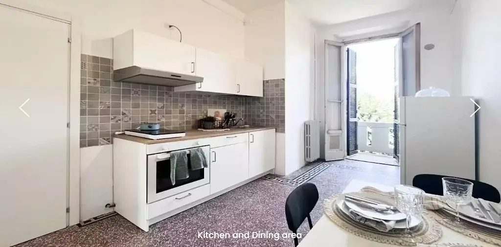 Keuken; keukenapparatuur, natuurlijk licht, tegelvloer