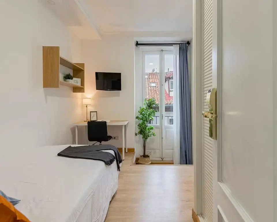 Slaapkamer; natuurlijk licht, houten vloer