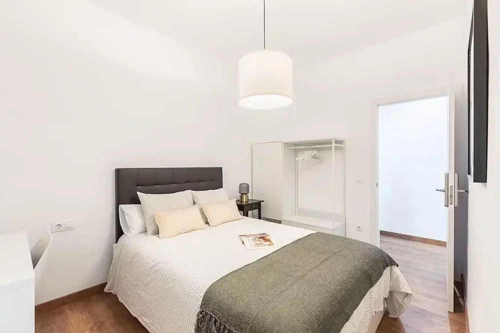 Ložnice; dřevěná podlaha, přirozené světlo