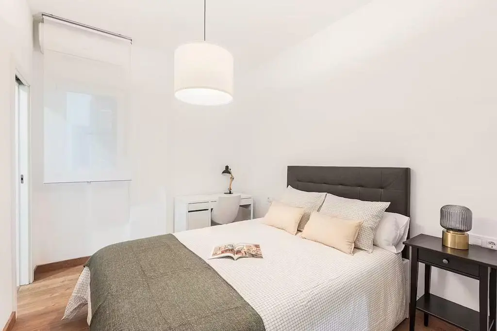Ložnice; přirozené světlo, moderní styl