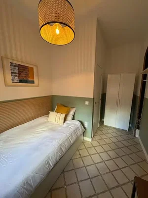 Slaapkamer; natuurlijk licht, tegelvloer