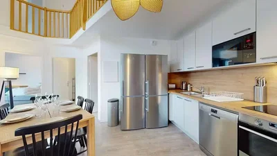 Cuisine; électroménager, parquet, lumière naturelle