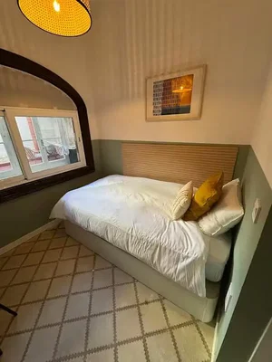 Slaapkamer; tegelvloer, natuurlijk licht