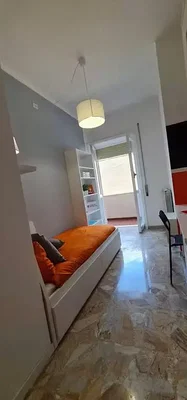 غرفة نوم; أرضية من البلاط, ضوء طبيعي