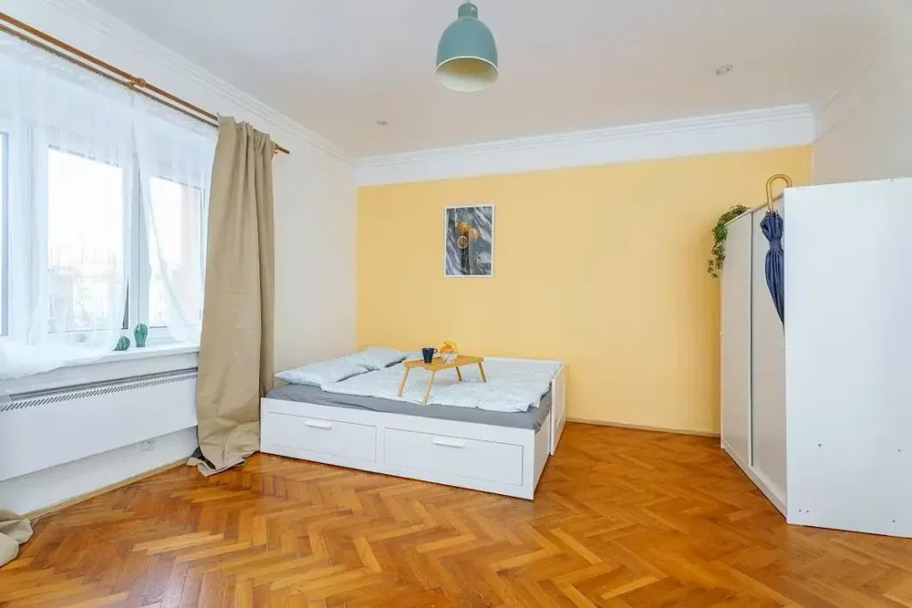 Camera da letto; pavimento in legno, luce naturale