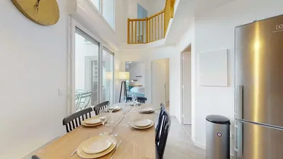 Cuisine; électroménager, parquet, lumière naturelle