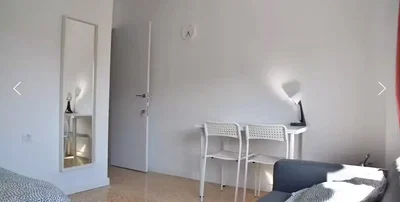 Camera da letto; luce naturale, pavimento in legno