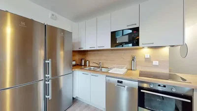 Cuisine; électroménager, parquet, rénové, lumière naturelle