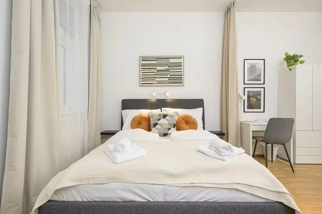 Schlafzimmer; holzboden, tageslicht, moderner stil