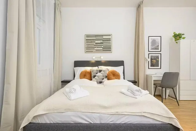 Schlafzimmer; holzboden, tageslicht, moderner stil