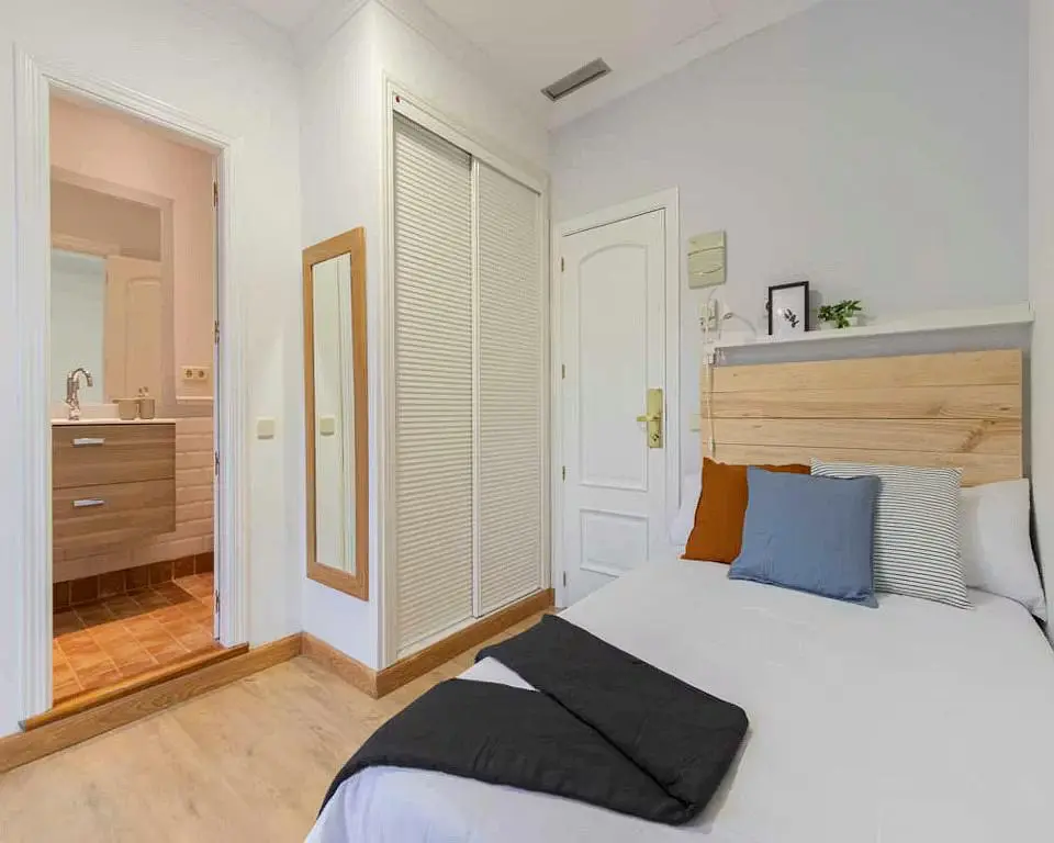Slaapkamer; houten vloer, natuurlijk licht