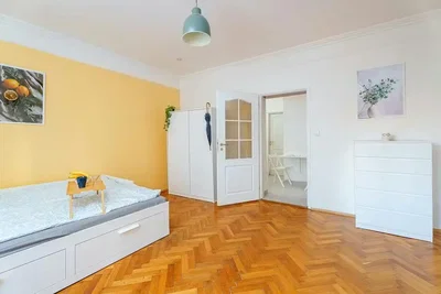 Camera da letto; pavimento in legno, luce naturale