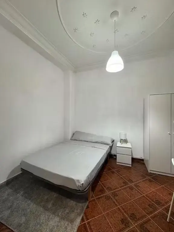 Chambre; carrelage, lumière naturelle