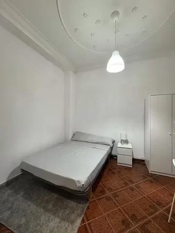 Chambre; carrelage, lumière naturelle