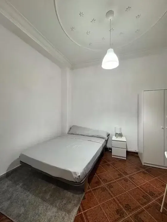 Chambre; carrelage, lumière naturelle