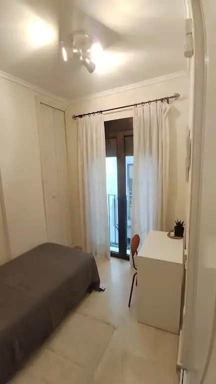 Chambre; carrelage, lumière naturelle