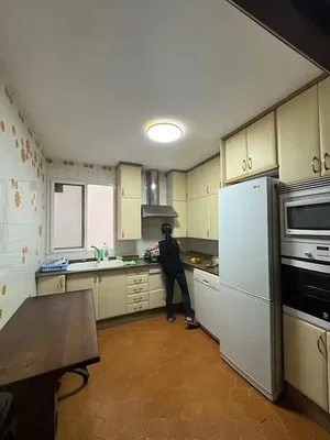 Cuisine; électroménager, carrelage, nécessite rénovation