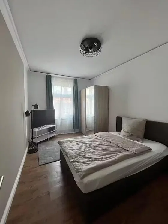 Camera da letto; pavimento in legno, luce naturale