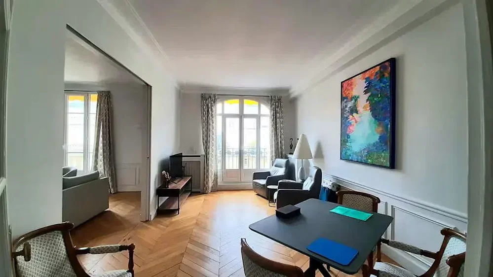 Woonkamer; houten vloer, natuurlijk licht