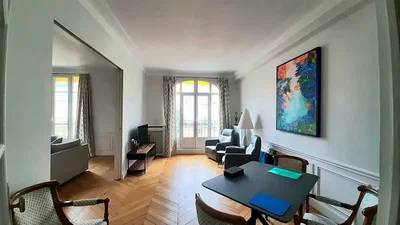 Woonkamer; houten vloer, natuurlijk licht