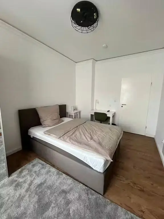 Camera da letto; pavimento in legno, luce naturale