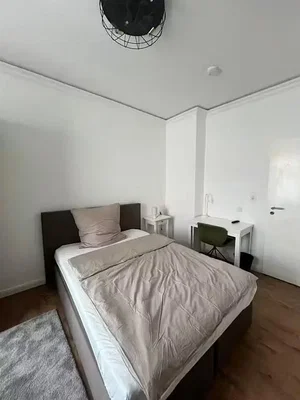 Camera da letto; pavimento in legno, luce naturale