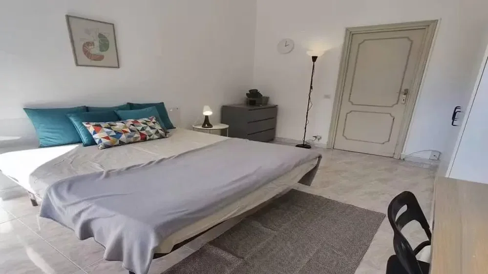 Slaapkamer; natuurlijk licht, tegelvloer
