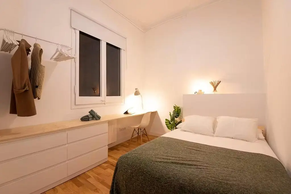 Chambre; lumière naturelle, parquet