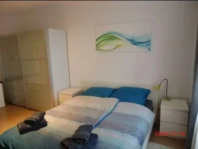 Camera da letto; luce naturale, pavimento in legno
