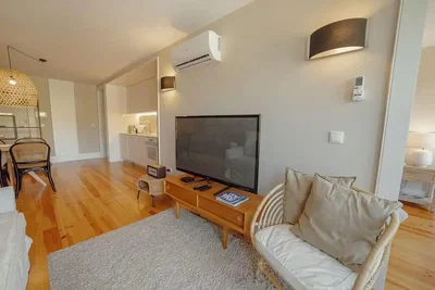 Wohnzimmer; holzboden, tageslicht, moderner stil