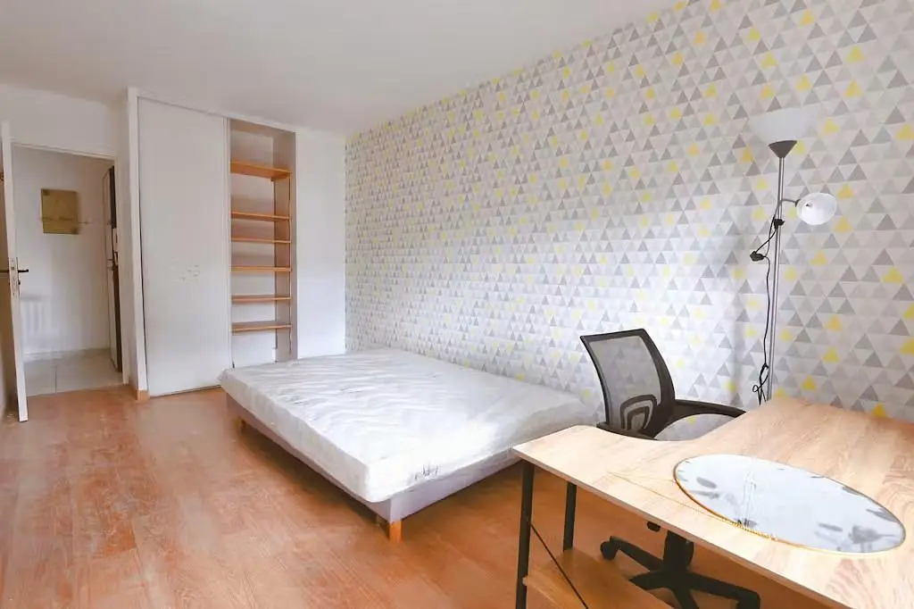 Camera da letto; pavimento in legno, luce naturale