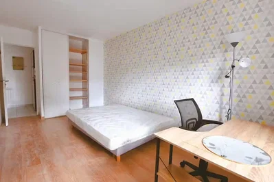 Camera da letto; pavimento in legno, luce naturale