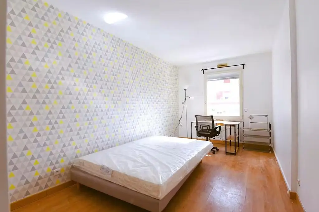 Camera da letto; pavimento in legno, luce naturale