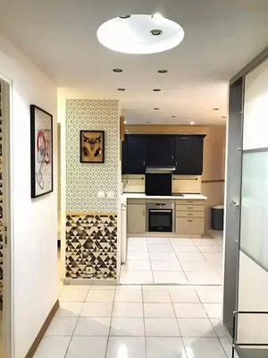 Cucina; elettrodomestici, pavimento in piastrelle, luce naturale
