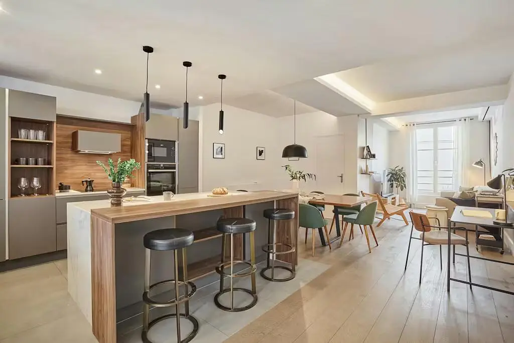 Kuhinja; kućanski aparati, drveni pod, prirodna svjetlost, moderan stil, renoviran
