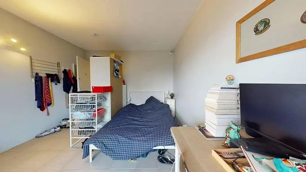 Quarto; luz natural, chão de madeira