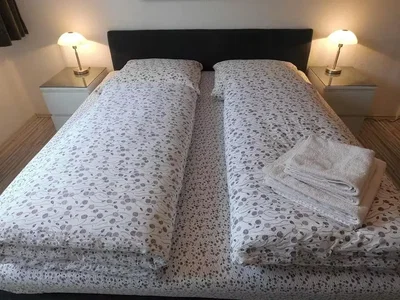 Υπνοδωμάτιο; φυσικό φως, ξύλινο πάτωμα