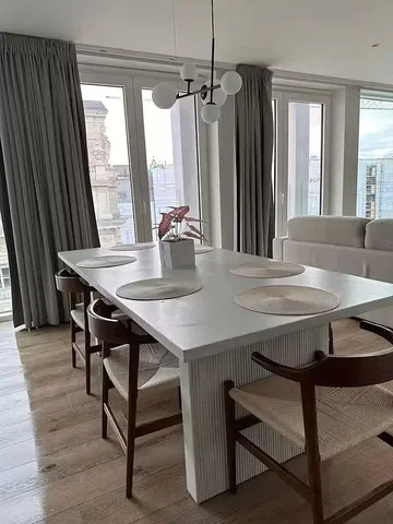 Woonkamer; uitzicht, houten vloer, natuurlijk licht