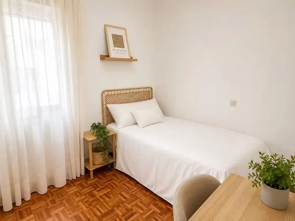 Slaapkamer; natuurlijk licht, houten vloer, moderne stijl