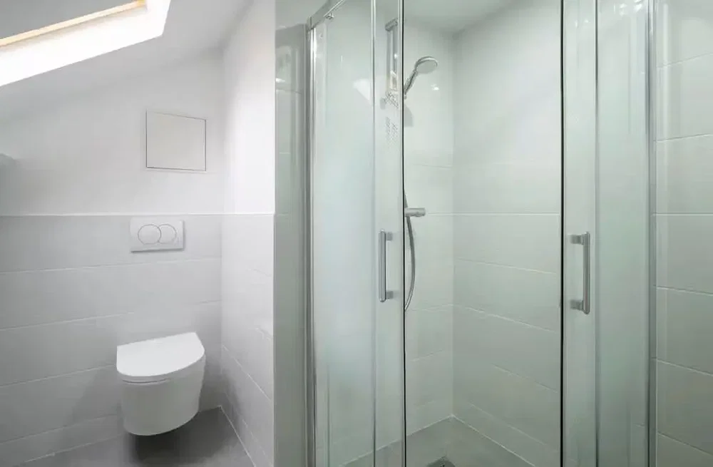 Toilettes; carrelage, lumière naturelle, rénové