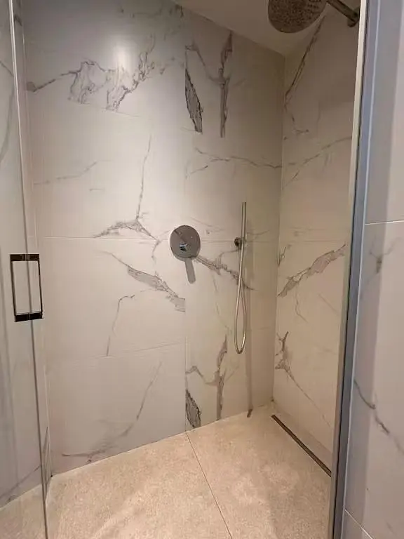 Toilette; pavimento in piastrelle, ristrutturato, luce naturale