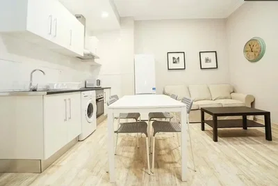 Comedor; electrodomésticos, suelo de madera, luz natural, estilo moderno