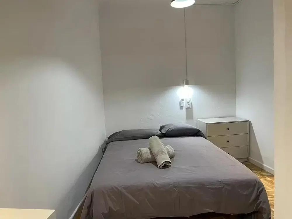 Schlafzimmer; tageslicht, holzboden
