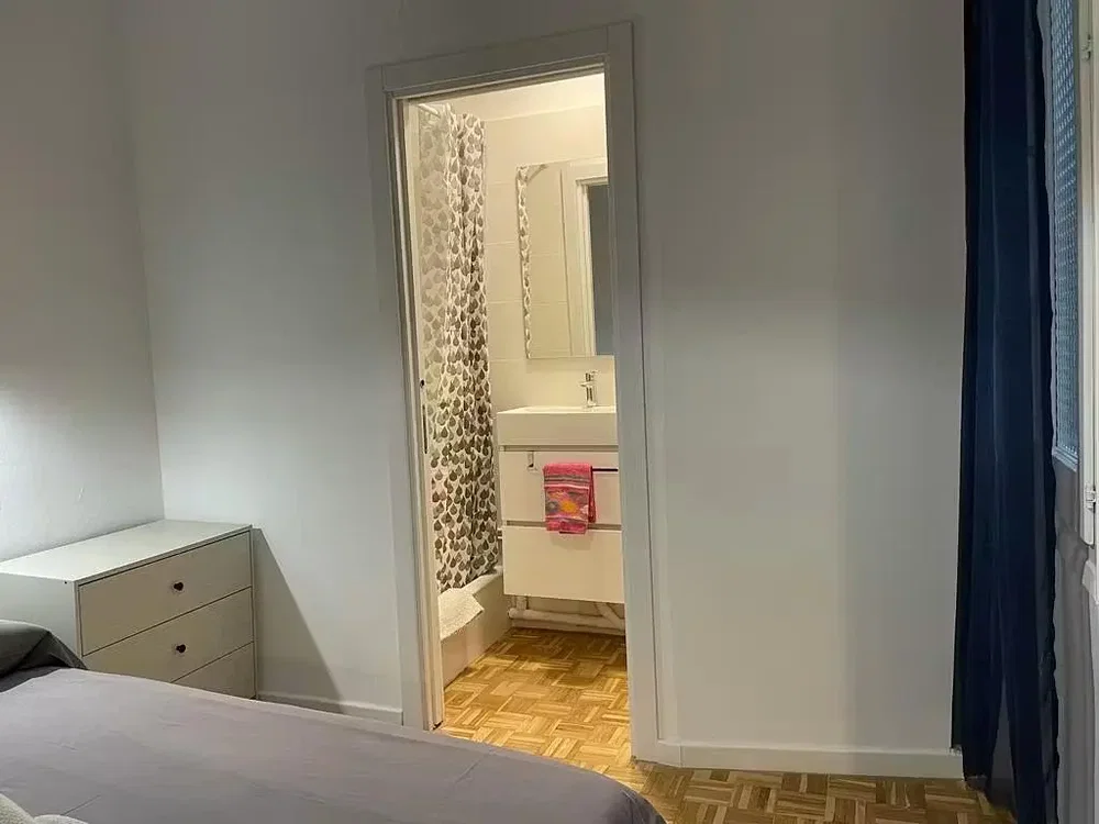 Camera da letto; pavimento in legno, luce naturale