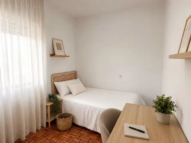 Slaapkamer; natuurlijk licht, houten vloer